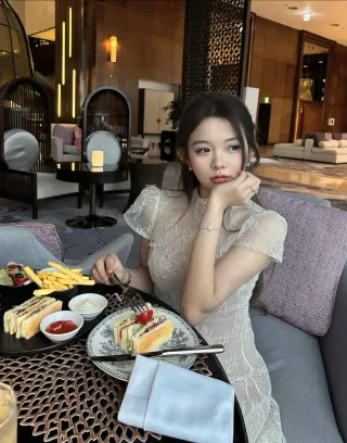 Ảnh 3 của Váy ren trắng midi tay ngắn nữ