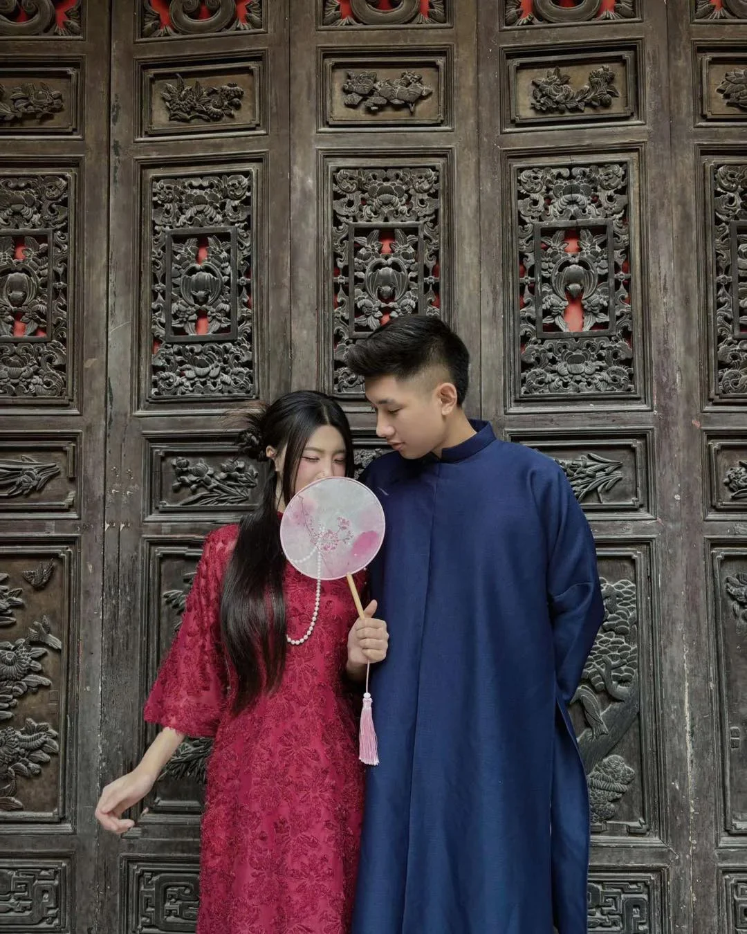 Photo 1 of Áo dài cặp đôi ren đỏ xanh truyền thống