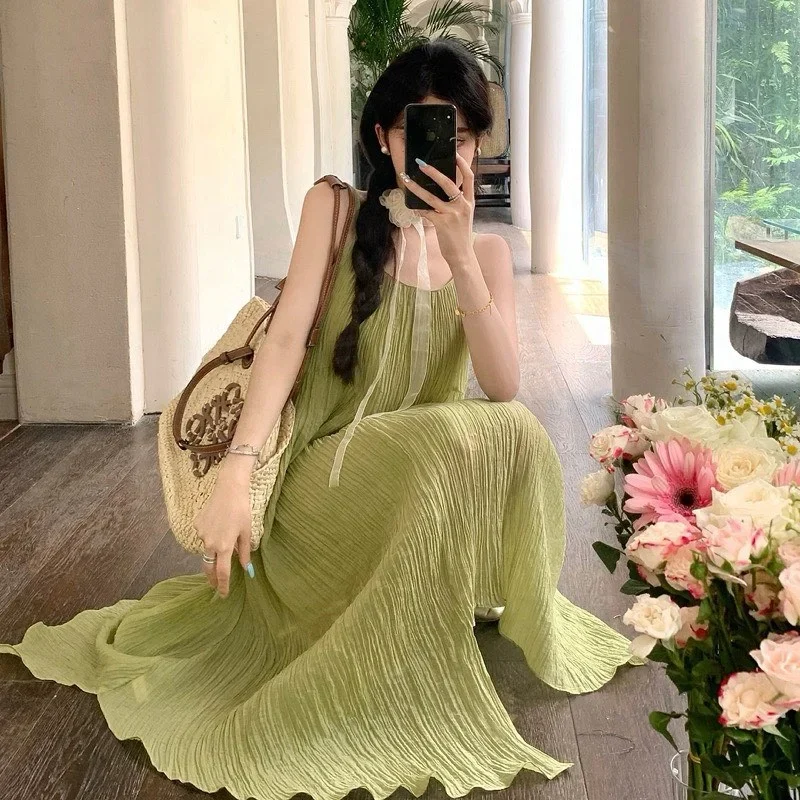 Photo 3 of Váy maxi xanh lá hai dây xếp ly nữ
