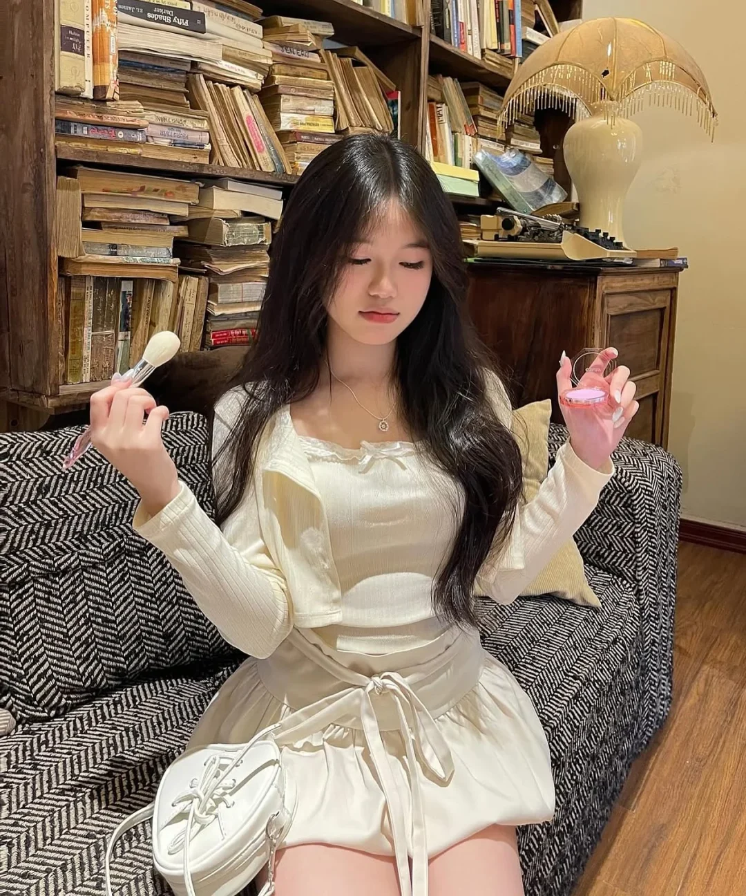 Photo 3 of Bộ croptop trắng chân váy xòe nữ
