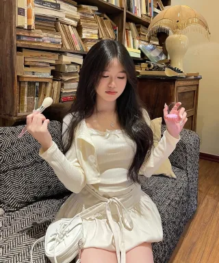 Photo 3 of Bộ croptop trắng chân váy xòe nữ