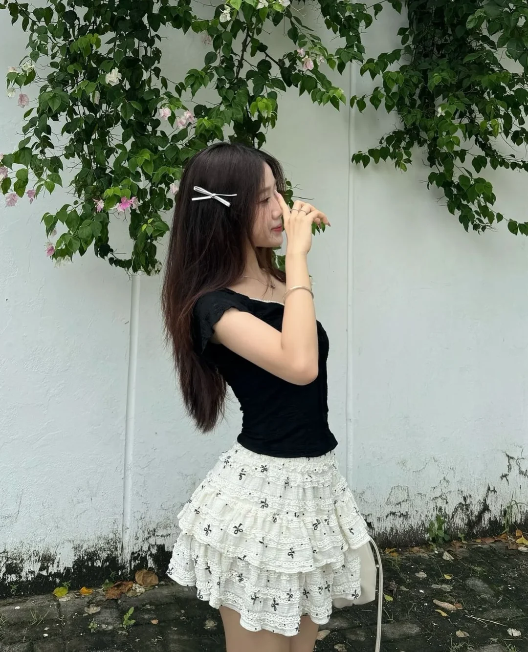 Photo 3 of Set áo đen chân váy trắng xếp nếp nữ