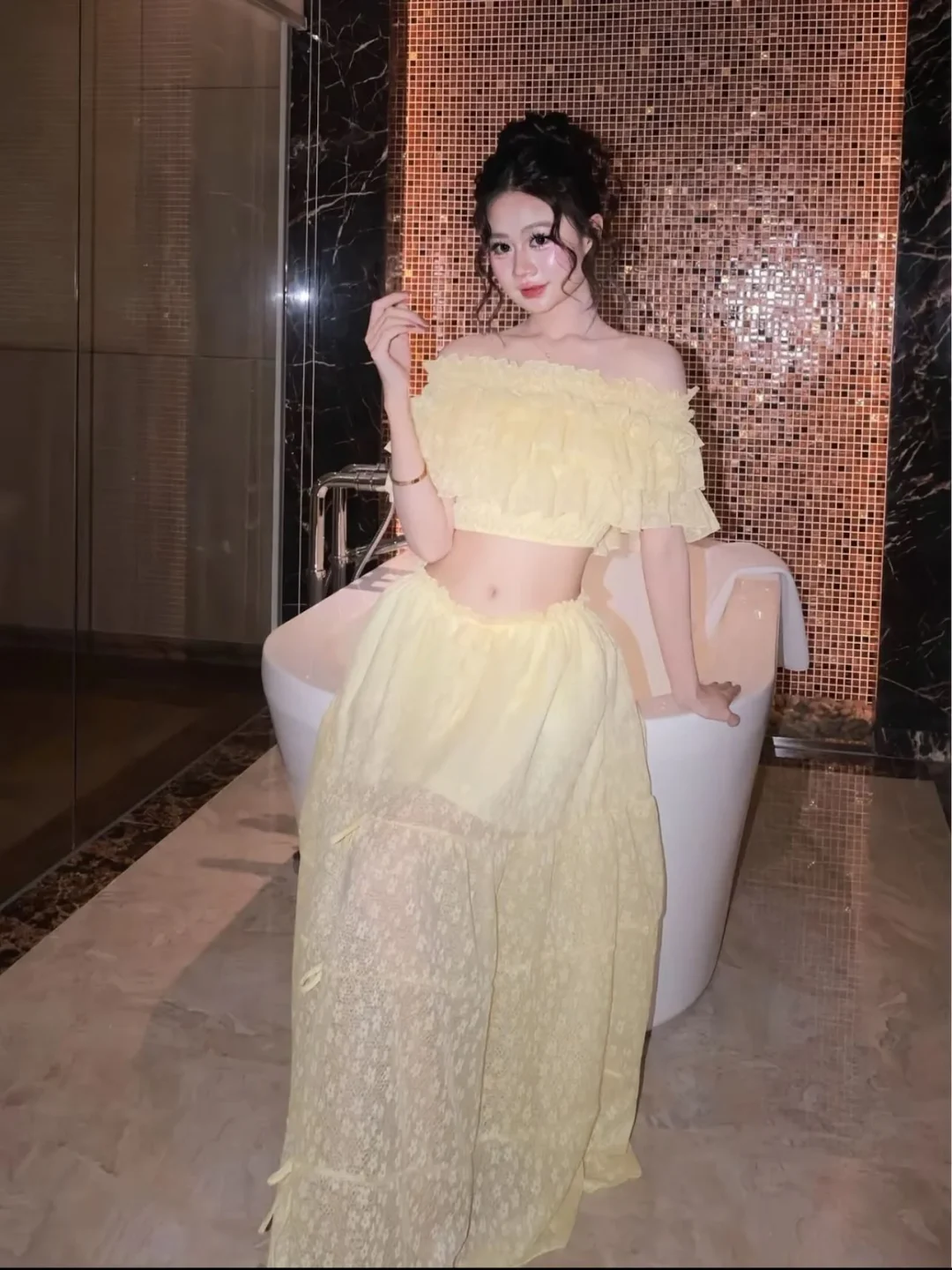 Photo 2 of Set áo trễ vai bèo nhún trắng nữ