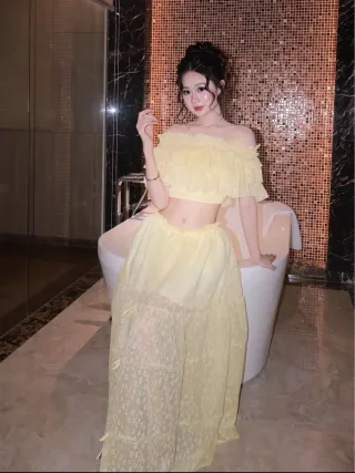 Photo 2 of Set áo trễ vai bèo nhún trắng nữ