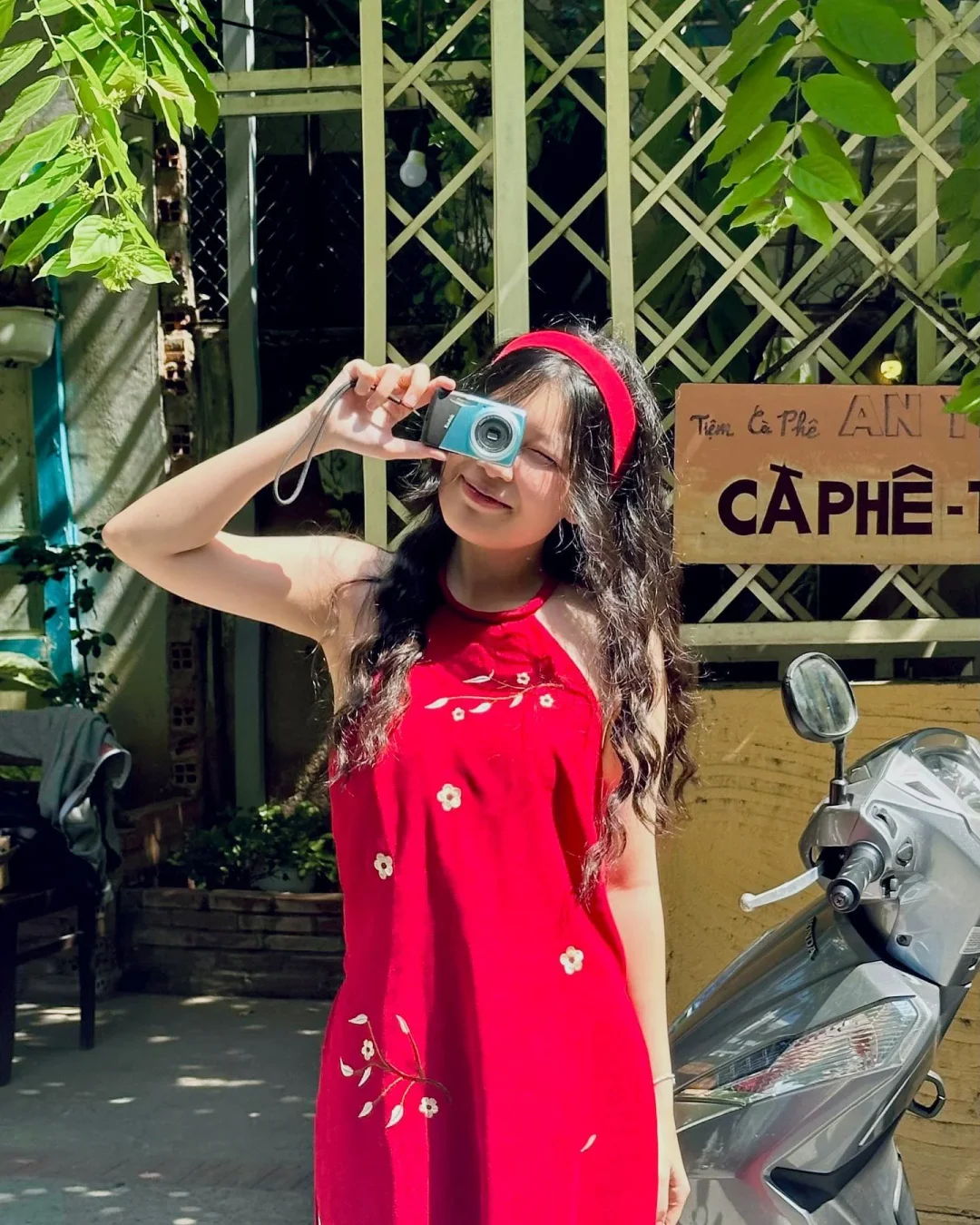 Ảnh 3 của Yếm thêu đỏ freesize phong cách nữ