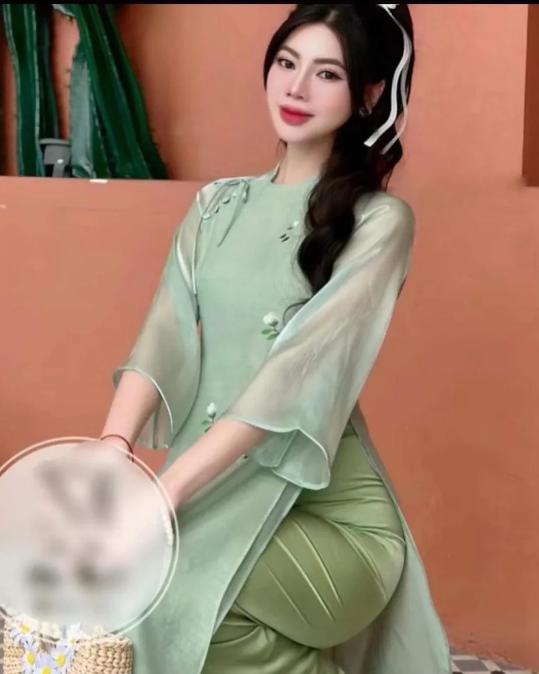 Photo 4 of Áo dài xanh lá thêu hoa truyền thống nữ
