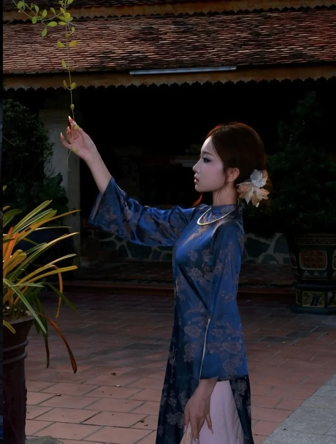 Photo 4 of Áo dài lụa xanh dương truyền thống nữ