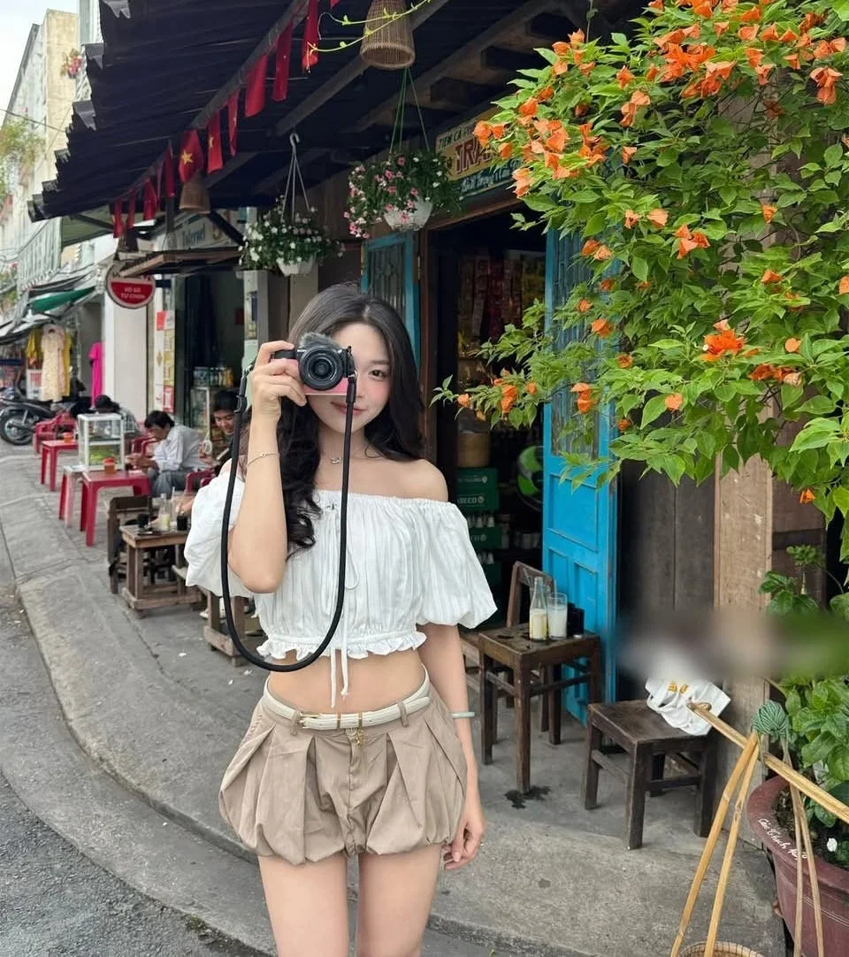 Photo 2 of Set áo trễ vai trắng quần short phồng nữ