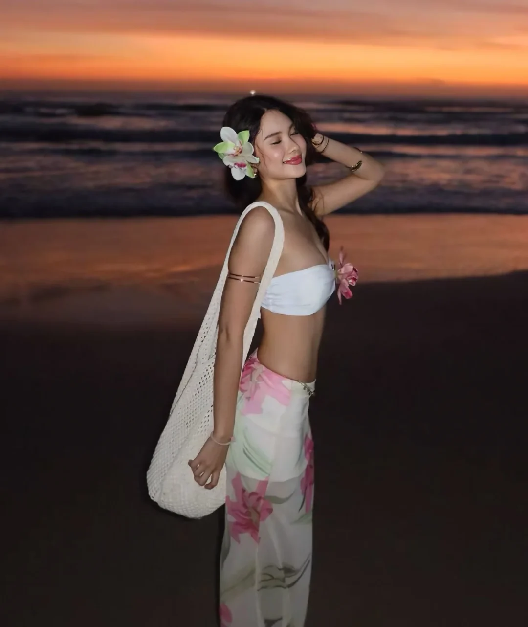 Photo 3 of Bộ bikini sarong trắng hoa đi biển nữ