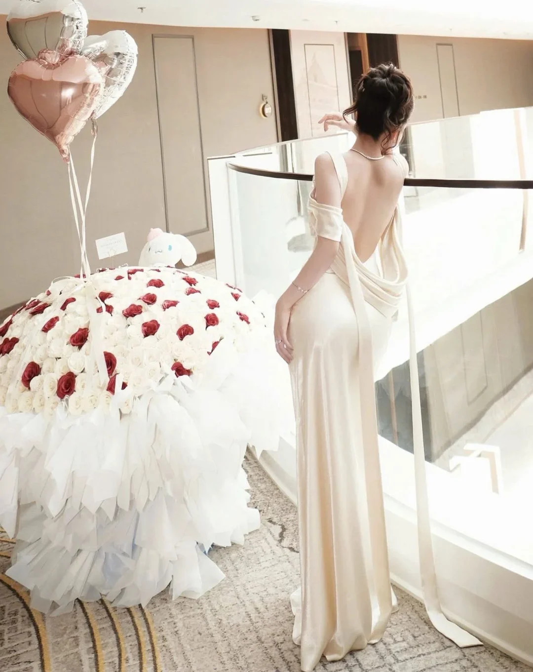 Photo 6 of Đầm dạ hội satin hở lưng màu kem size M