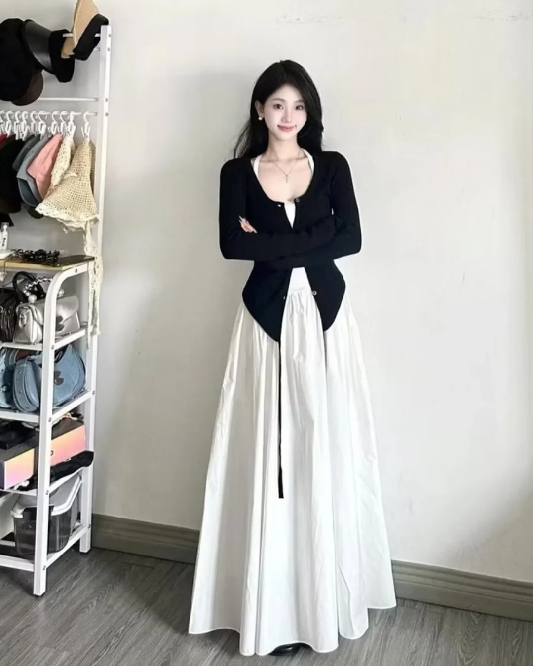 Photo 2 of Set cardigan đen chân váy maxi trắng size S