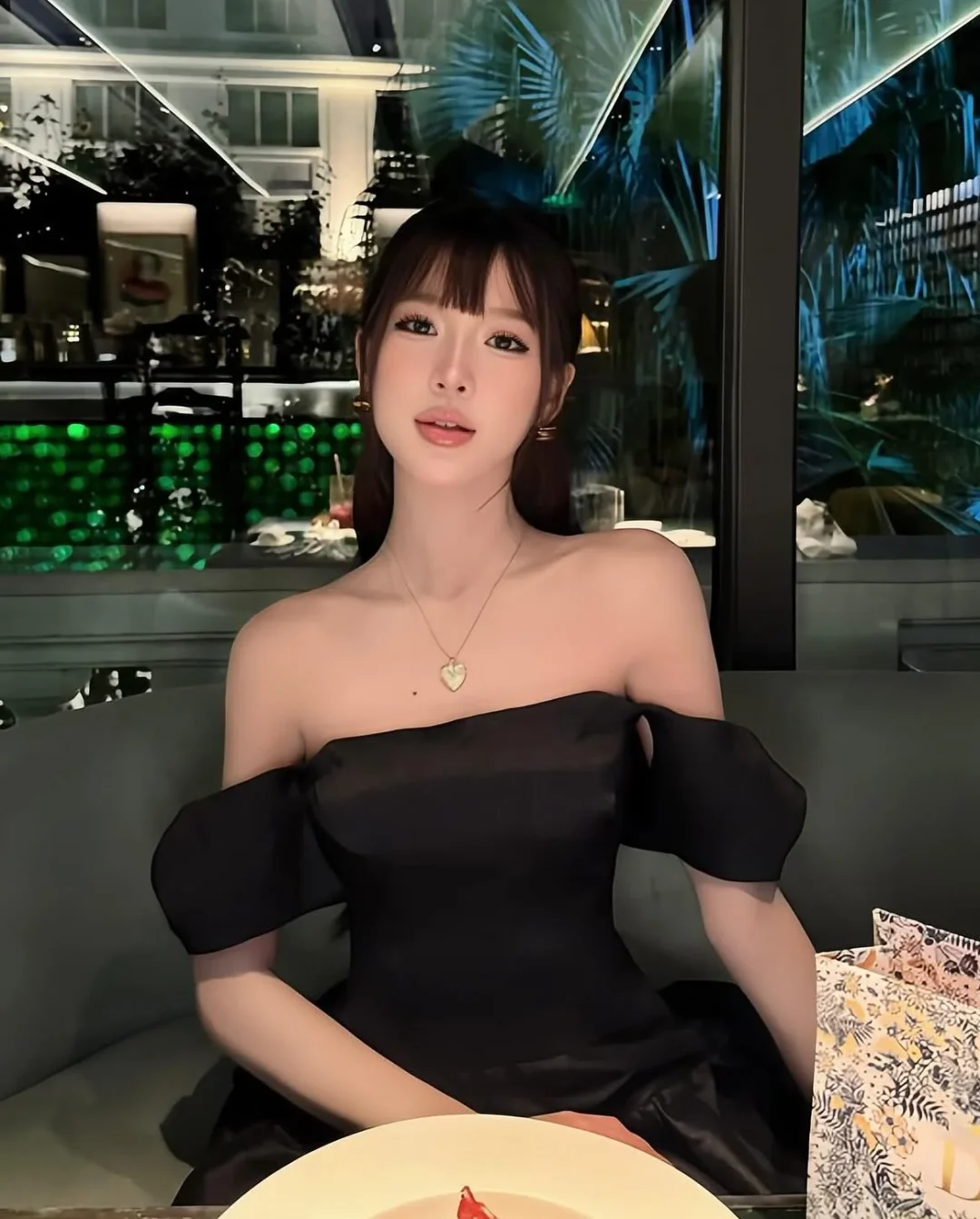 Photo 3 of Đầm satin đen nơ vai nữ