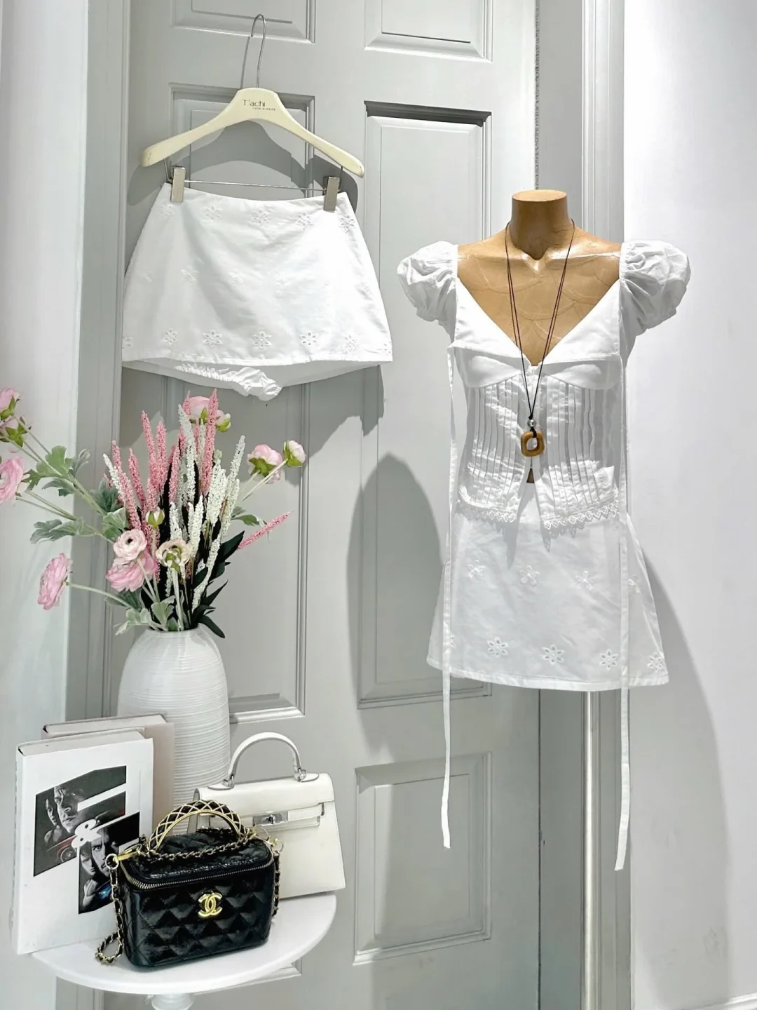 Ảnh 4 của Set croptop trắng váy mini nữ thêu ren