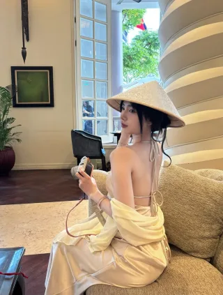 Ảnh 1 của Váy lụa hở lưng kem kèm nón lá nữ