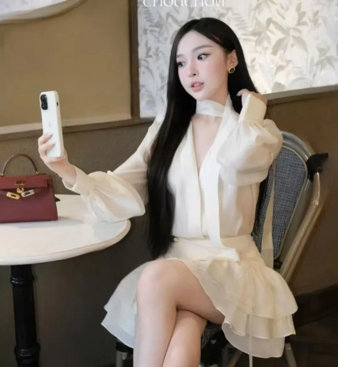 Photo 4 of Set blouse và chân váy xếp tầng trắng size S