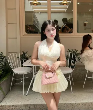 Photo 4 of Set áo yếm croptop chân váy trắng kem nữ