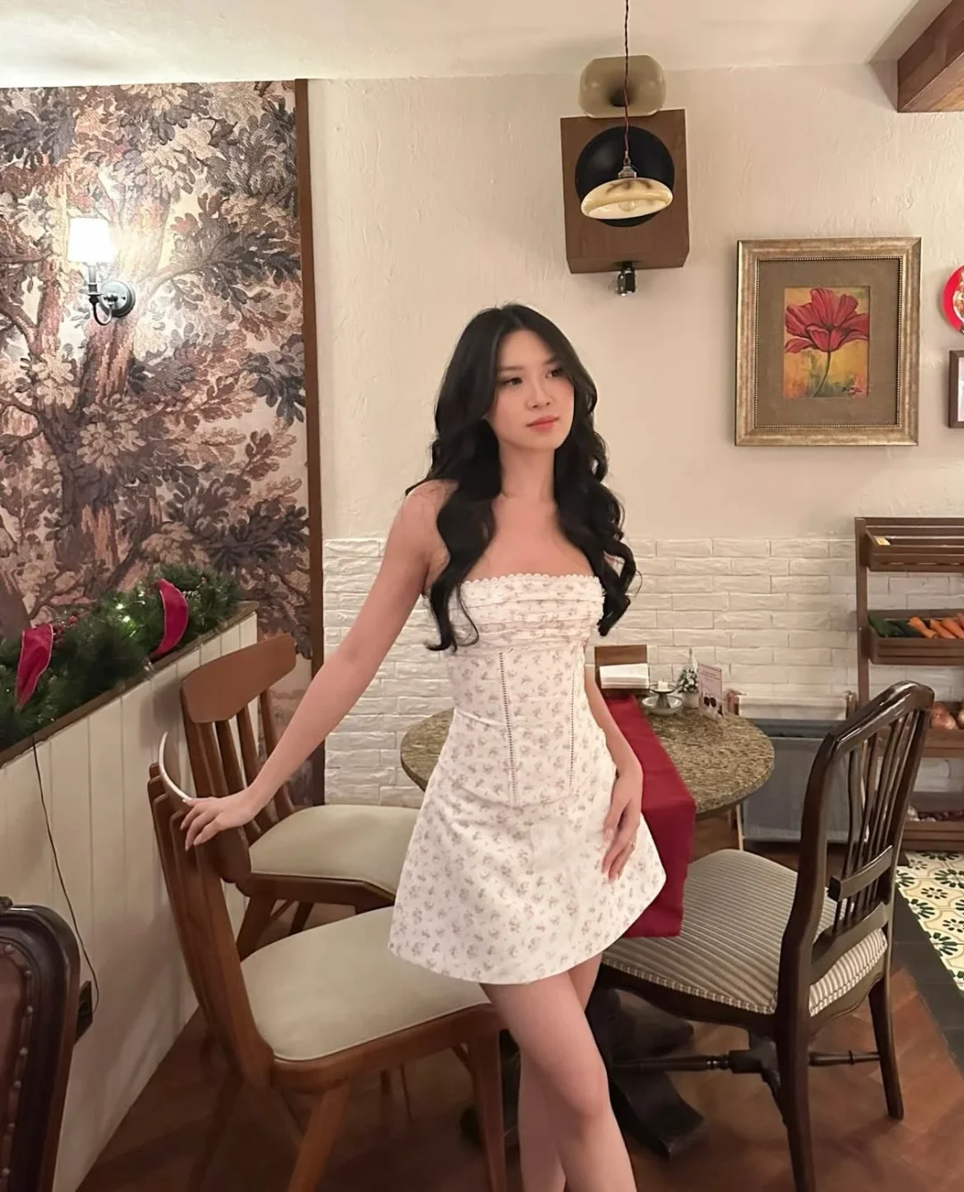 Photo 1 of Đầm mini trắng hoa nhí không dây nữ