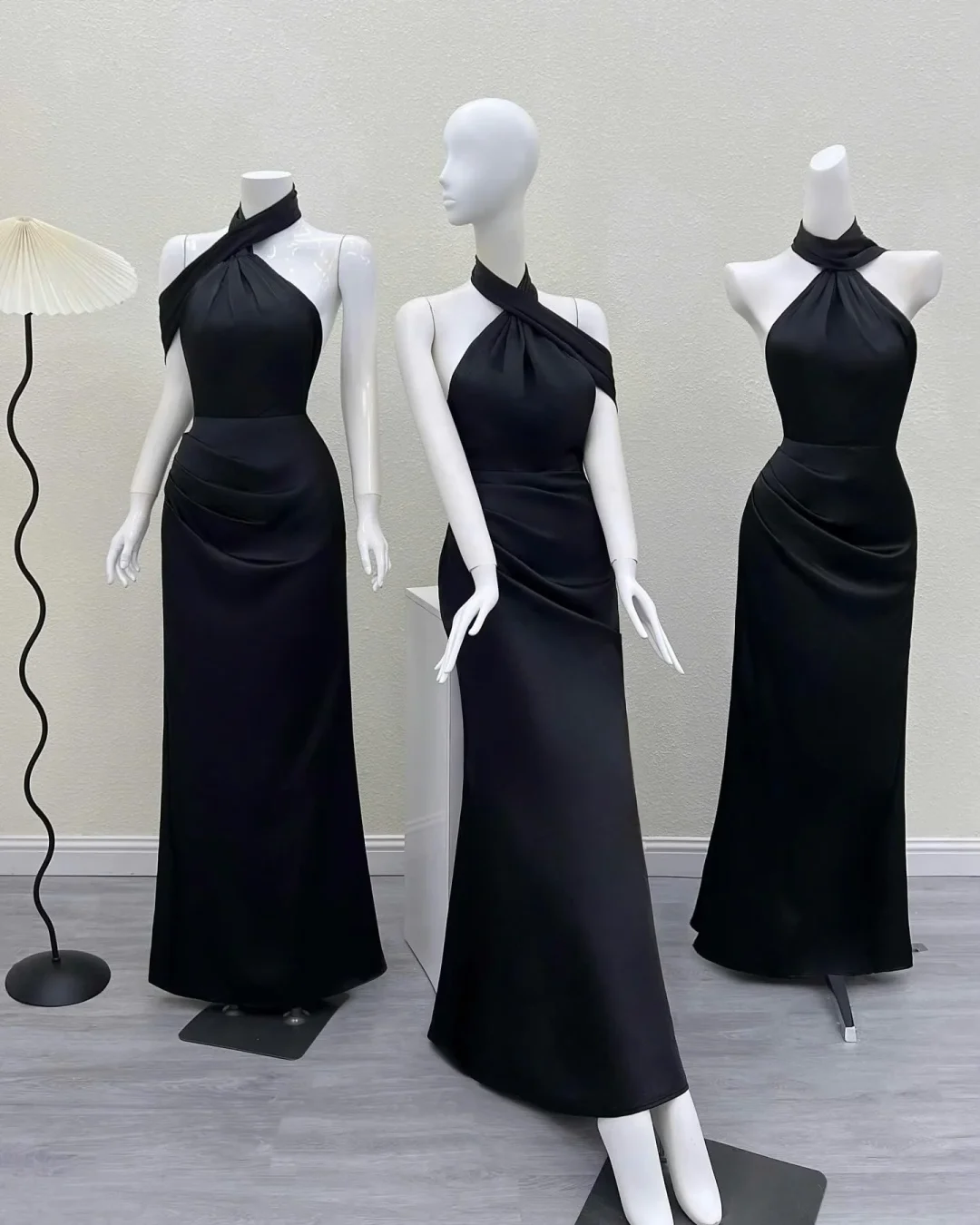 Ảnh 4 của Váy dạ hội lụa đen hở lưng size M