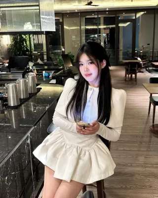 Photo 2 of Set áo chân váy nữ vai rộng màu kem