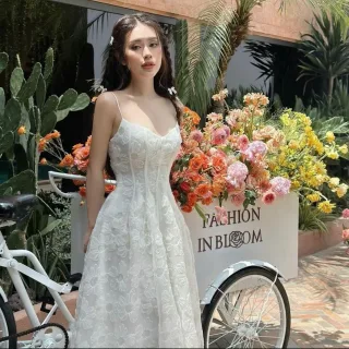 Photo 2 of Đầm ren trắng Muse hai dây dài