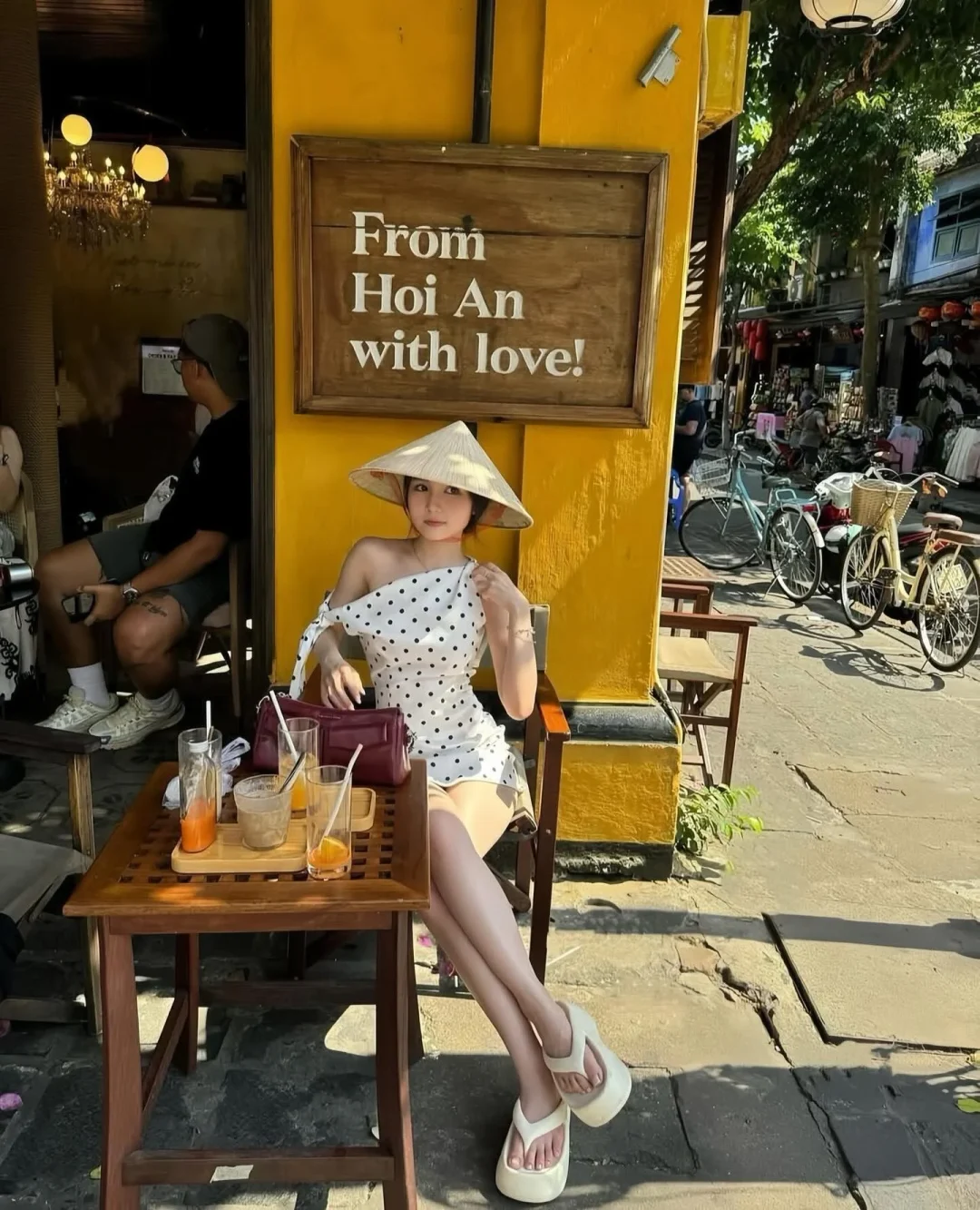 Photo 2 of Váy ngắn chấm bi lệch vai trắng đen