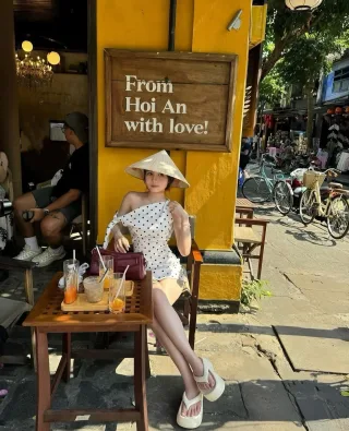 Photo 2 of Váy ngắn chấm bi lệch vai trắng đen