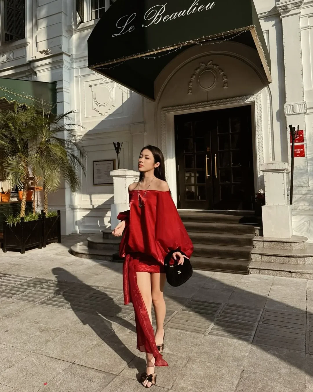 Photo 4 of Áo trễ vai satin đỏ hồng tay phồng