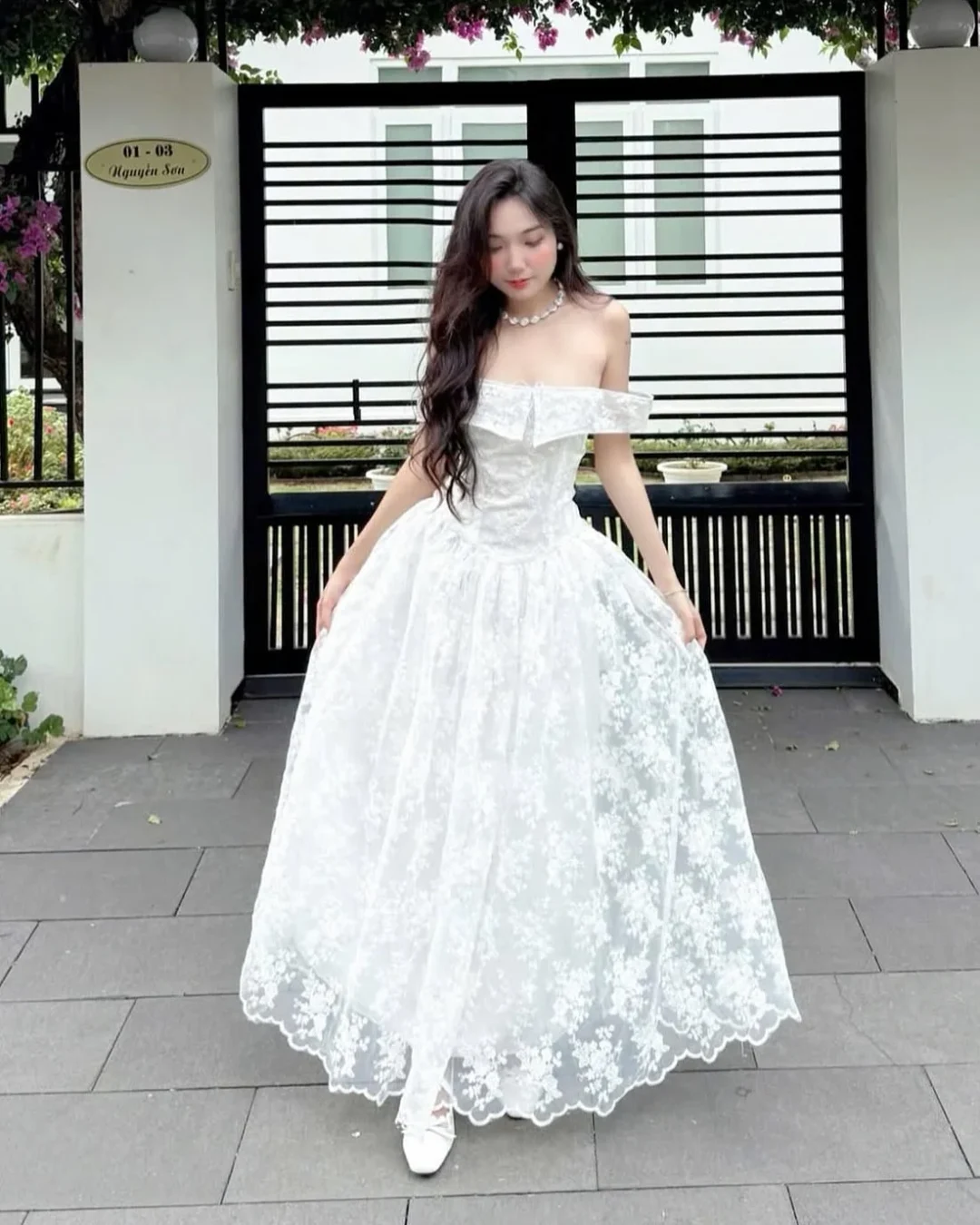 Ảnh 1 của Váy cưới trắng trễ vai ren bồng bềnh