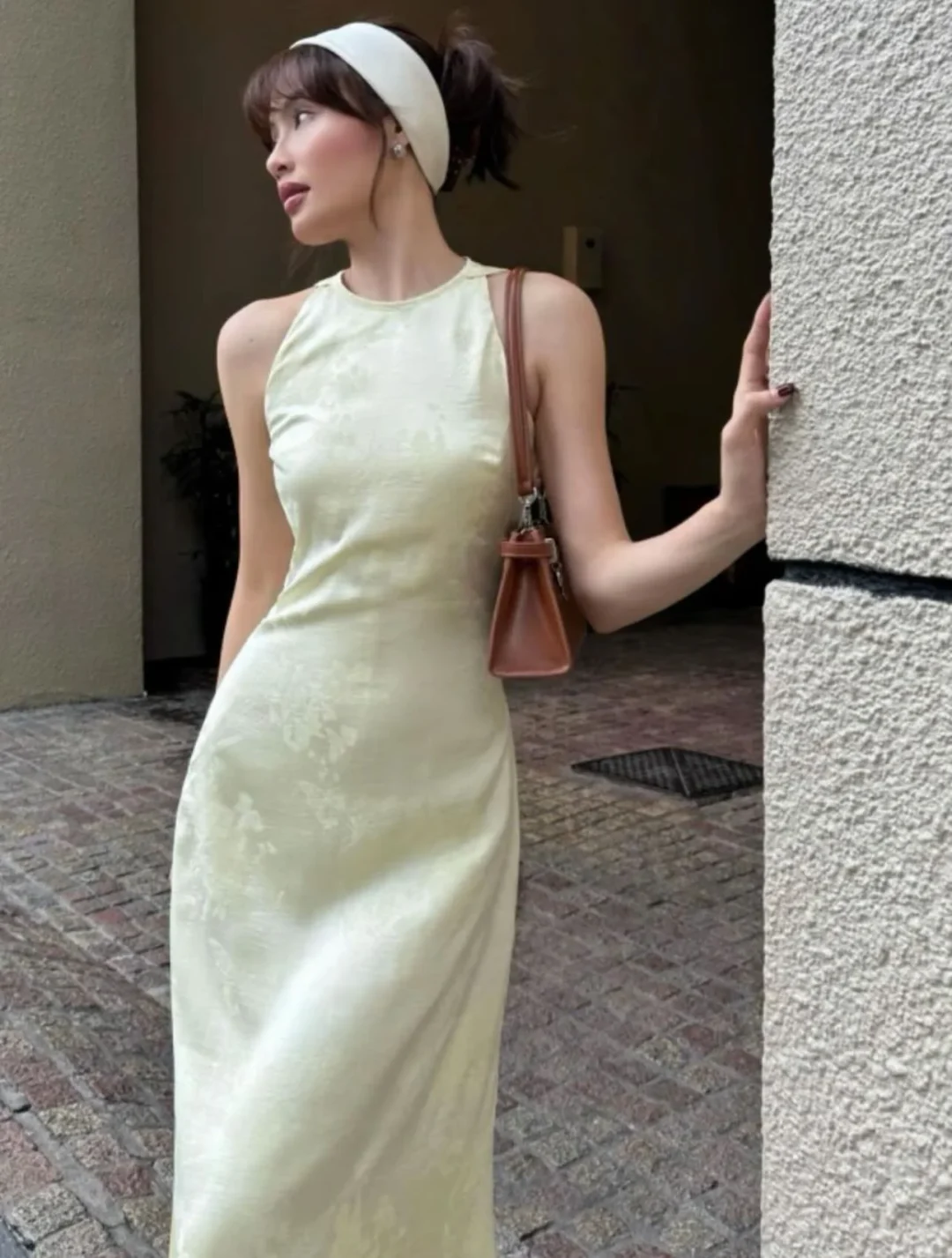 Photo 3 of Áo dài lụa trắng hiện đại nữ