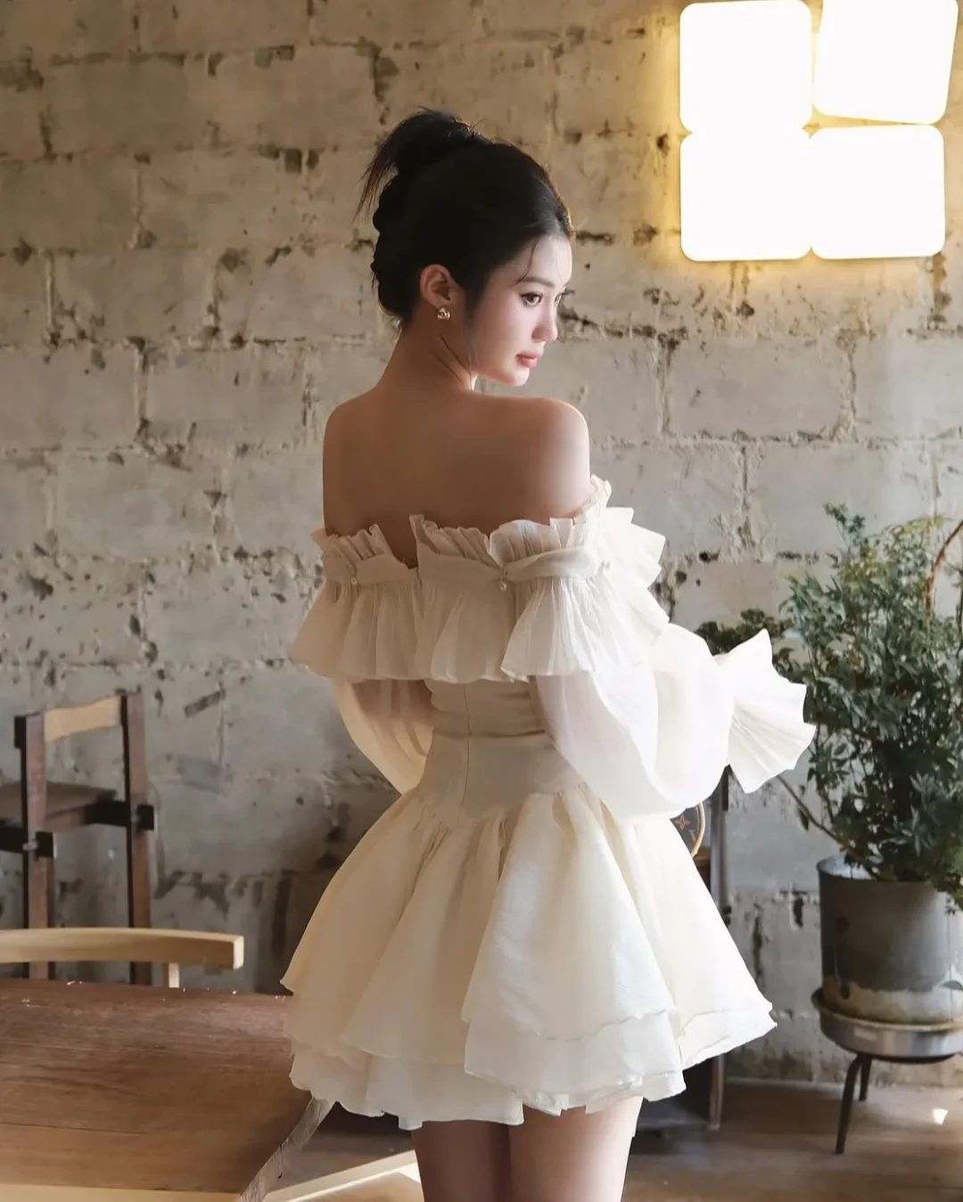 Photo 2 of Đầm trễ vai trắng kem tay phồng size S