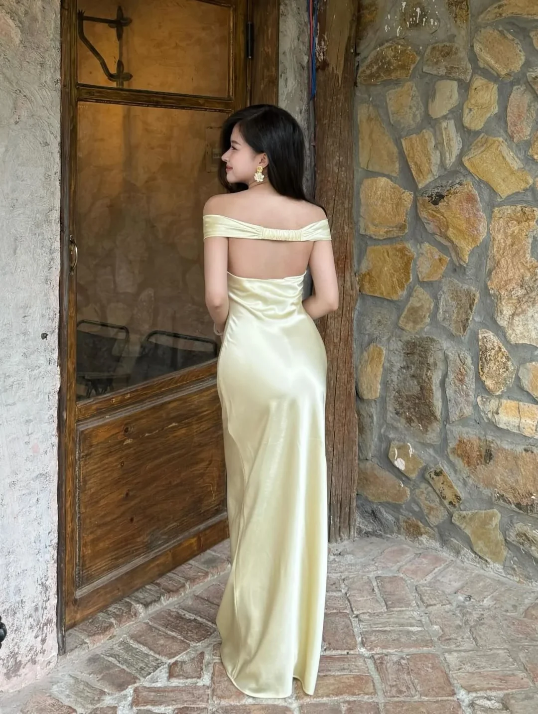 Photo 3 of Đầm satin trễ vai màu vàng nhạt nữ