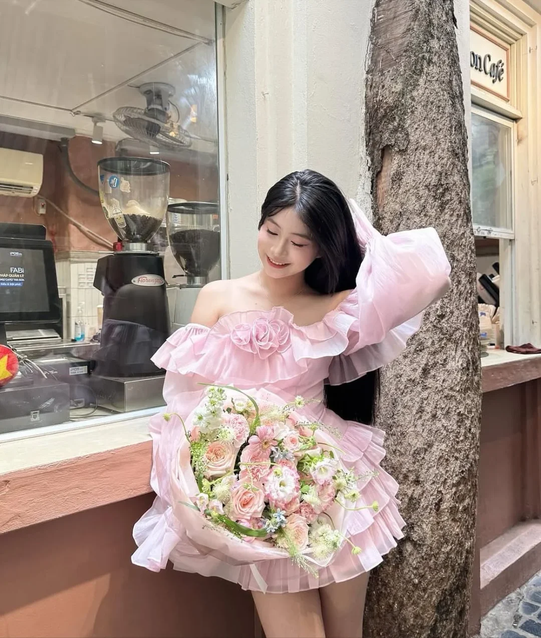 Ảnh 2 của Đầm hồng trễ vai tay phồng satin nữ