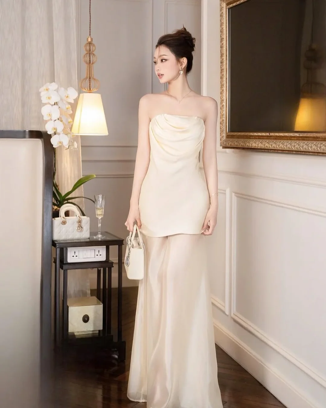 Ảnh 4 của Đầm lụa kem không dây vai size M