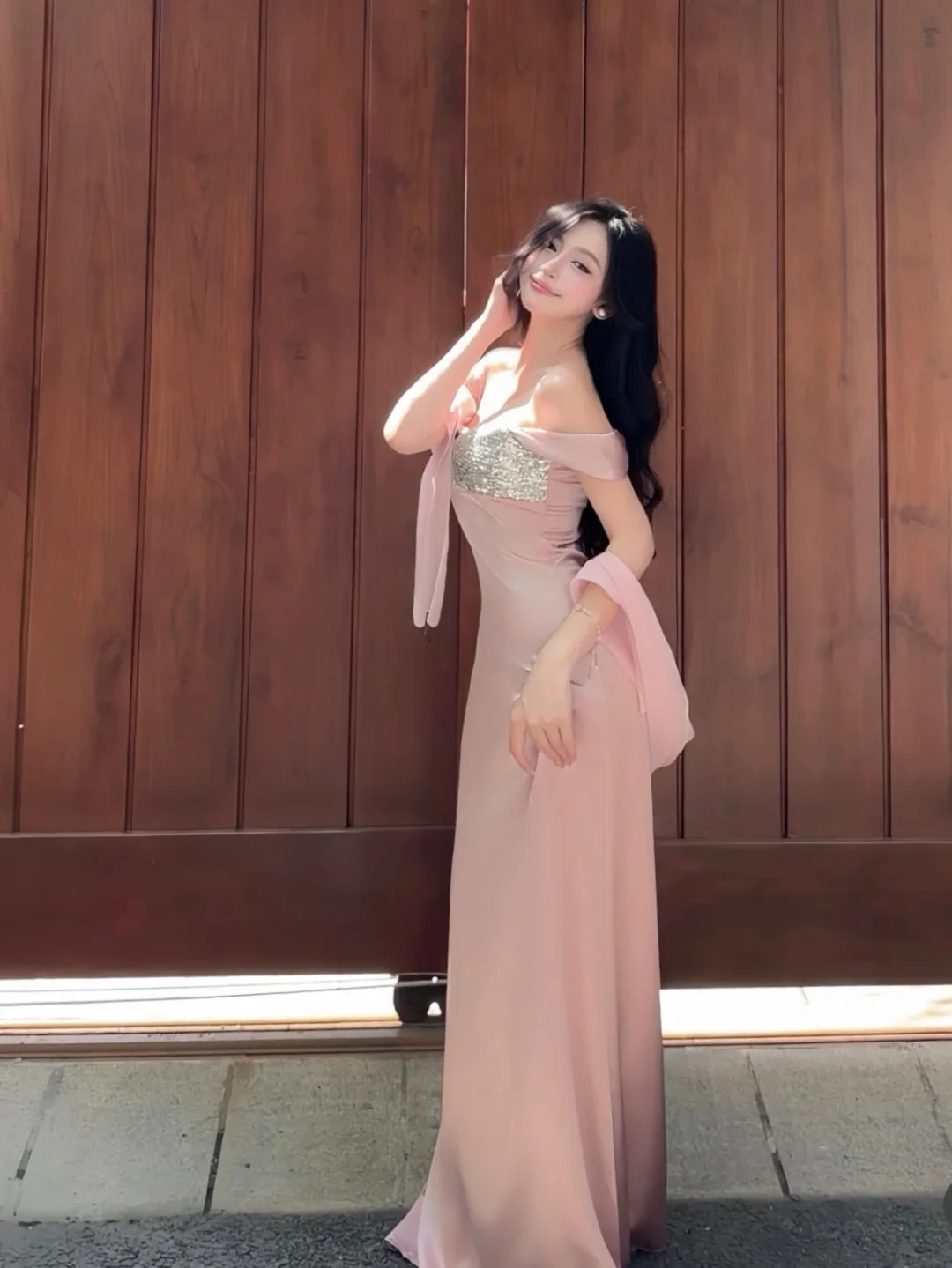 Photo 2 of Đầm dạ hội hồng sequin vai trần nữ