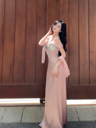 Photo 2 of Đầm dạ hội hồng sequin vai trần nữ