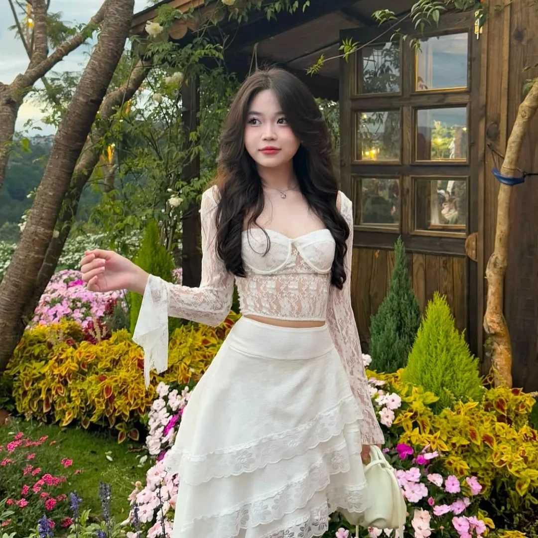 Ảnh 2 của Set áo ren crop top chân váy trắng size M