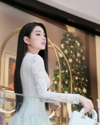 Ảnh 2 của Váy ren trắng tay dài hottrend nữ