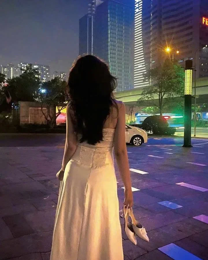 Photo 3 of Váy maxi trễ vai satin kem nữ