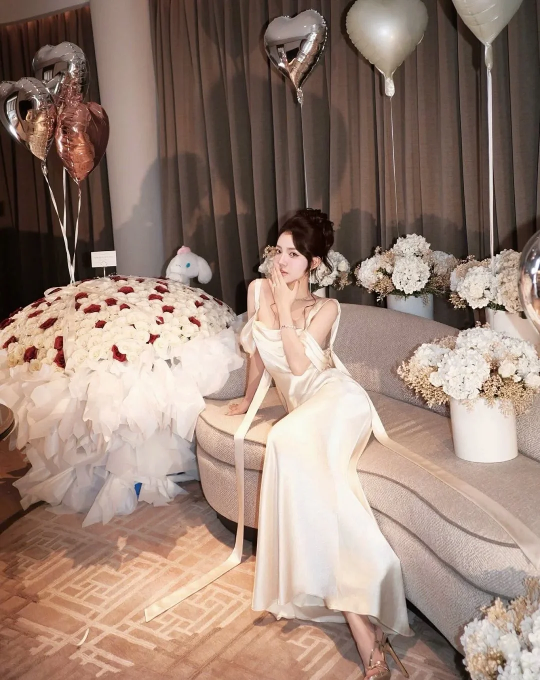 Photo 2 of Đầm dạ hội satin hở lưng màu kem size M