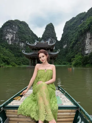 Ảnh 2 của Váy maxi ren xanh lá không dây nữ