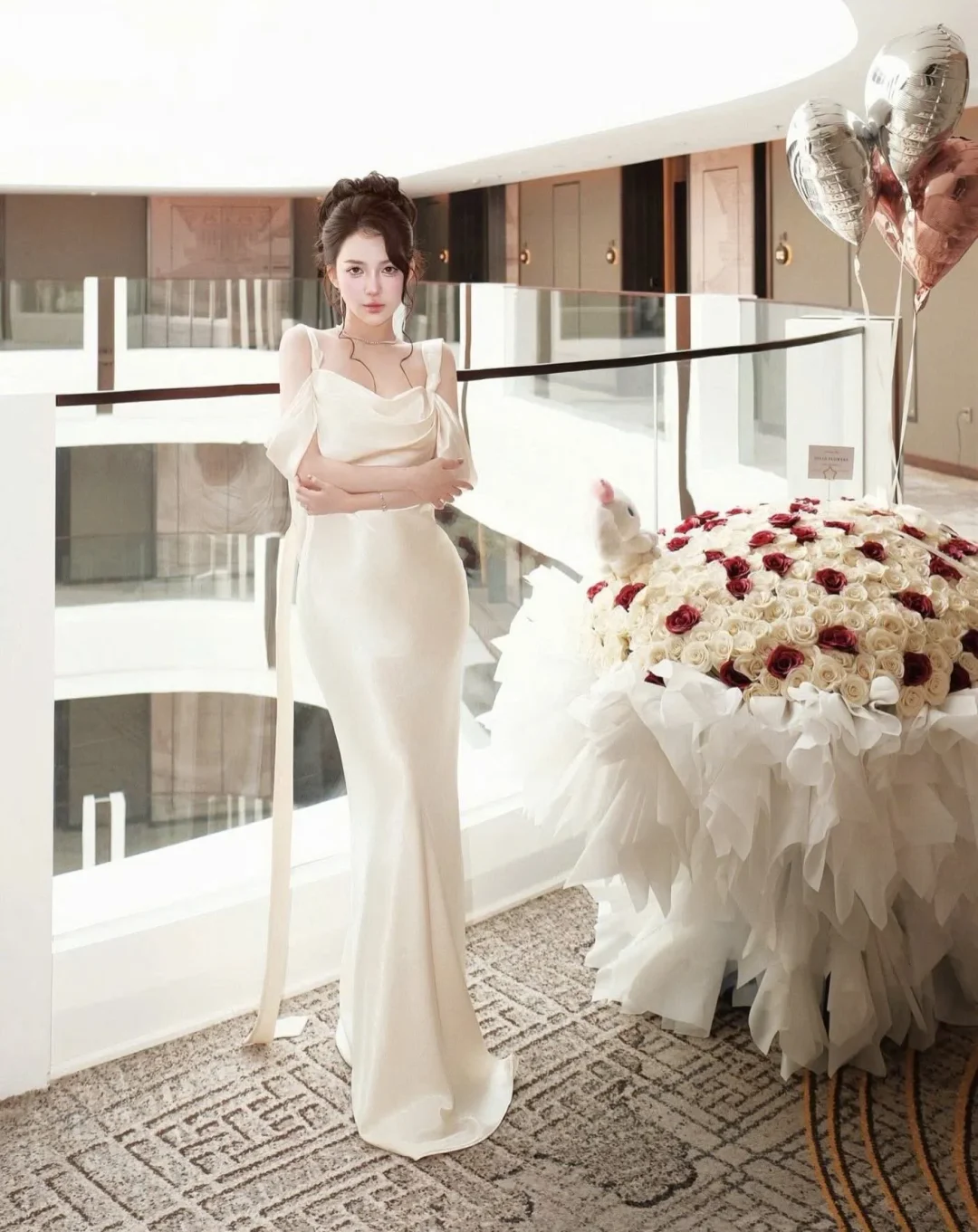 Photo 4 of Đầm dạ hội satin hở lưng màu kem size M