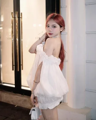 Photo 2 of Váy trắng trễ vai bong bóng nữ