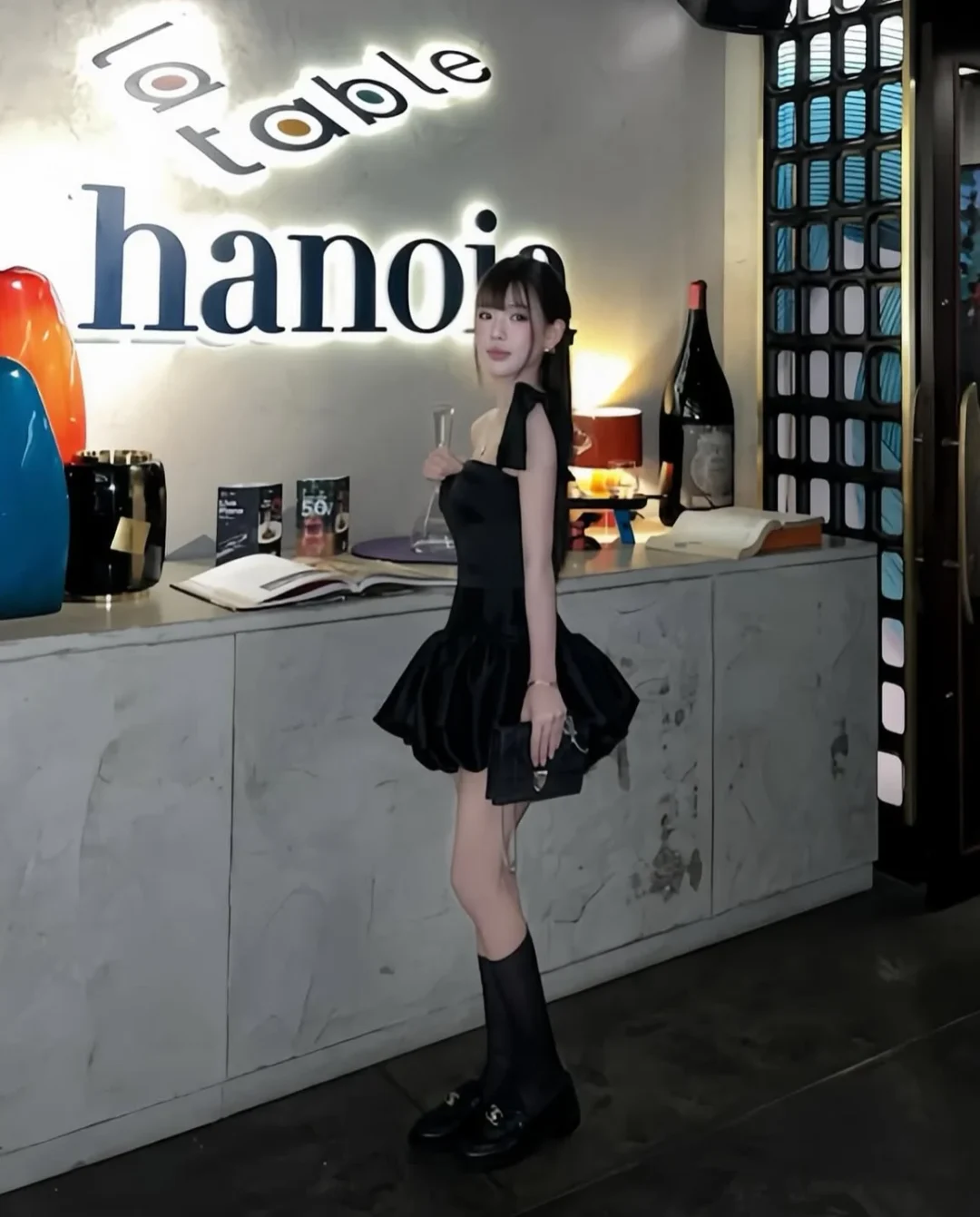 Photo 2 of Đầm satin đen nơ vai nữ