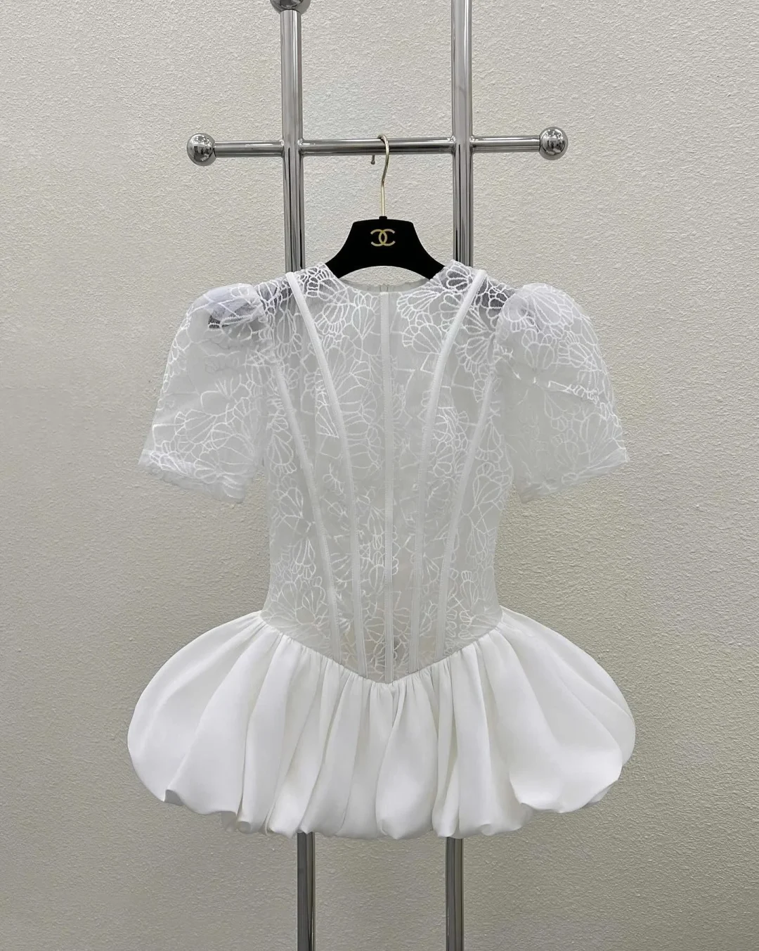 Ảnh 6 của Váy ren trắng mini tay phồng nữ