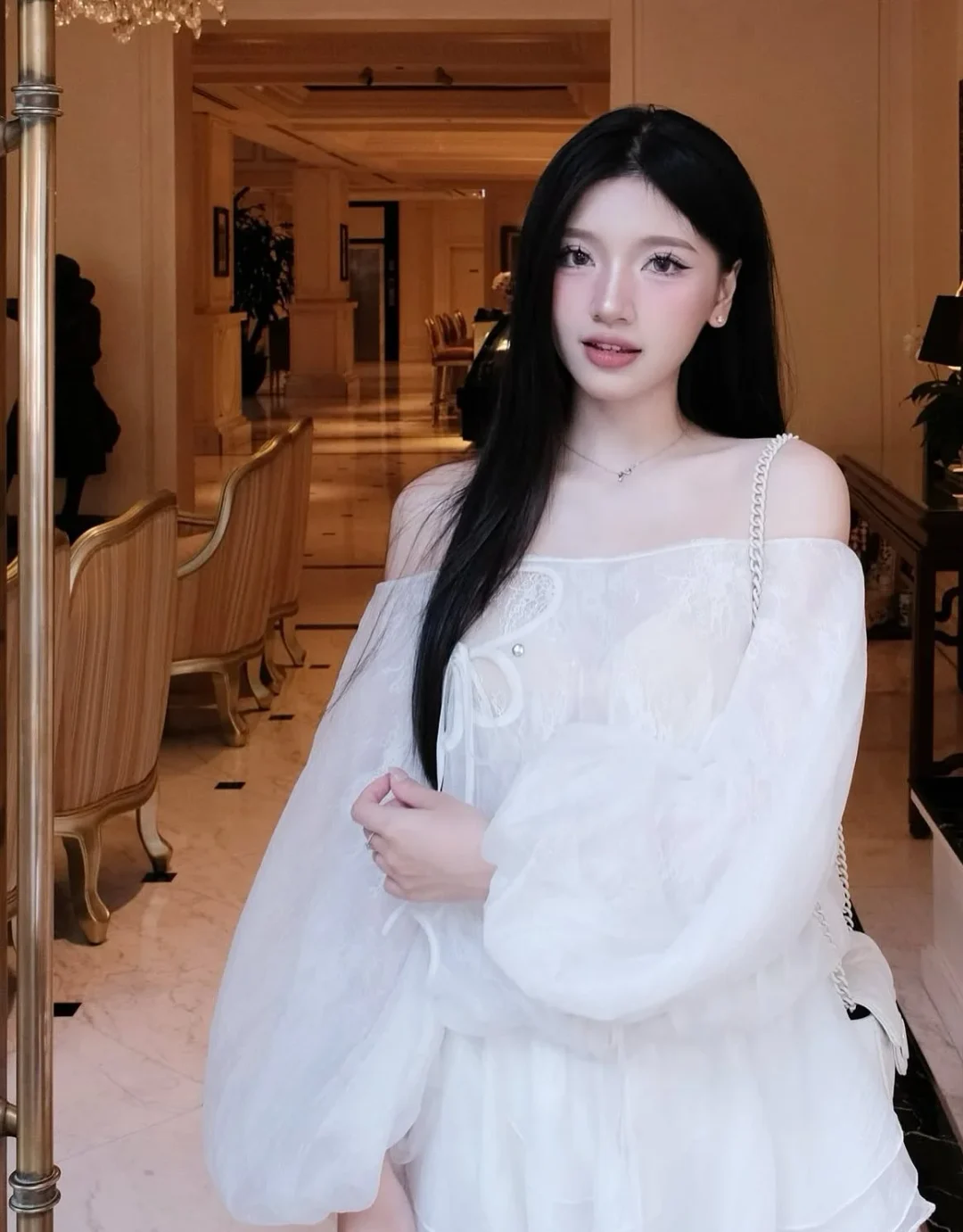 Photo 5 of Đầm trắng trễ vai tay bồng Mimi Blanc