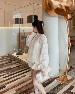 Ảnh 2 của Áo blouse trắng thêu gấu cutout nữ