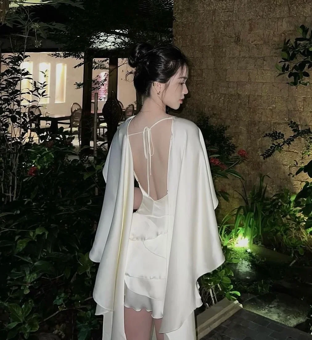 Ảnh 1 của Đầm lụa trắng hở lưng kèm cape nữ
