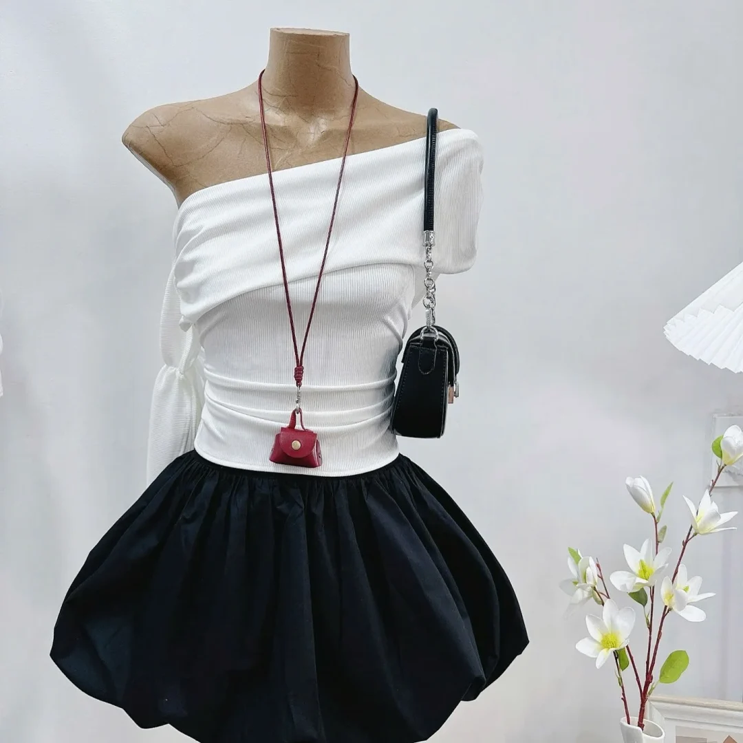 Photo 6 of Set áo trễ vai trắng quần short đen nữ