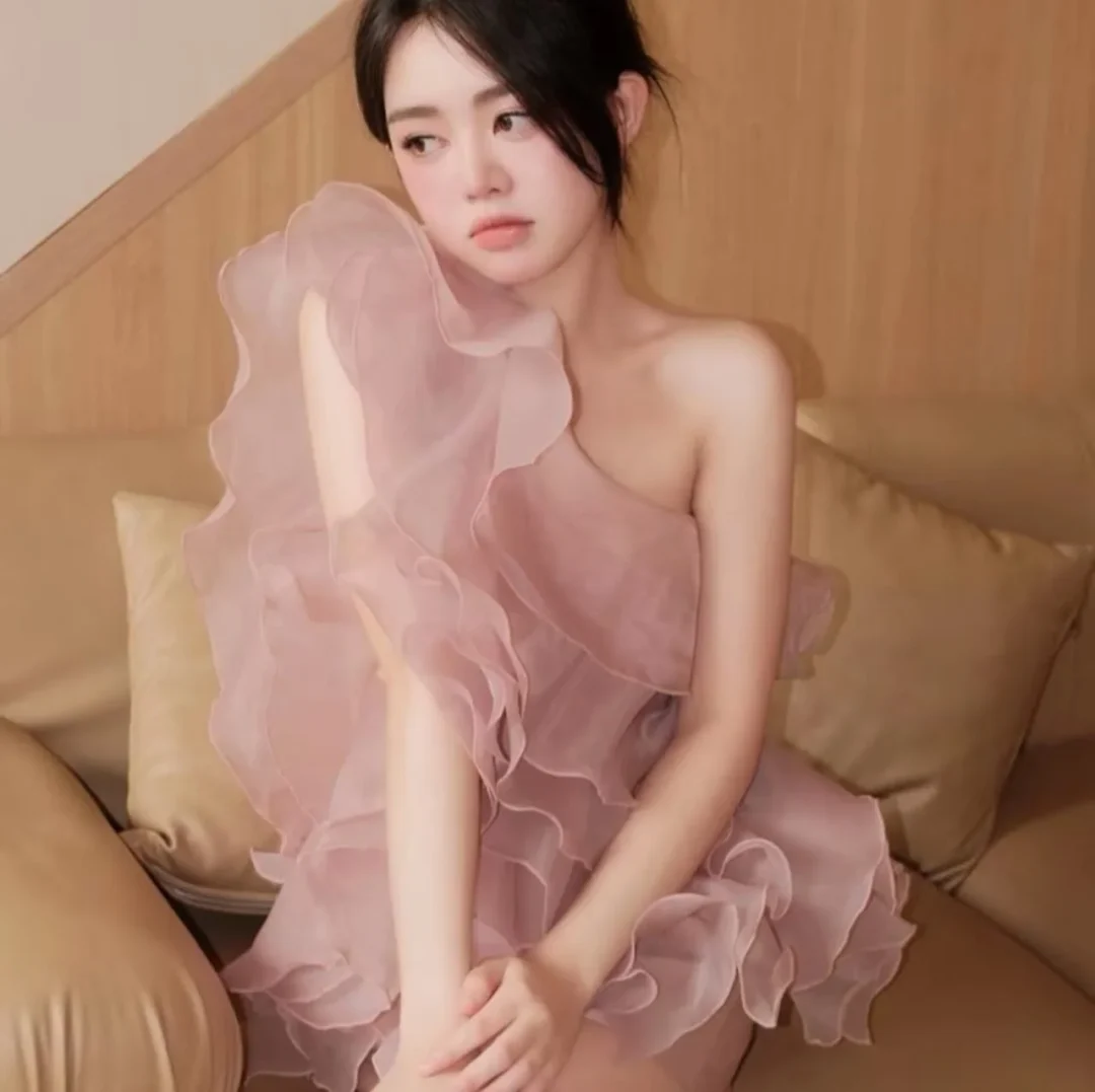 Photo 1 of Váy voan hồng pastel một vai bèo nhún