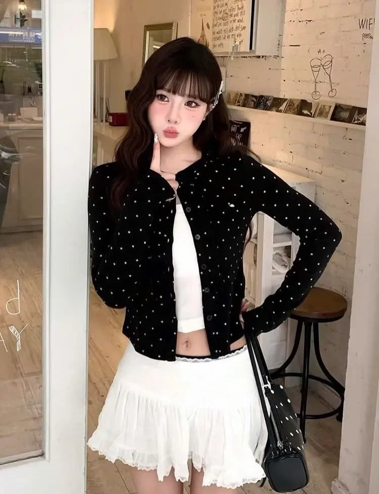 Photo 2 of Bộ áo cardigan chấm bi kèm chân váy bèo trắng size S